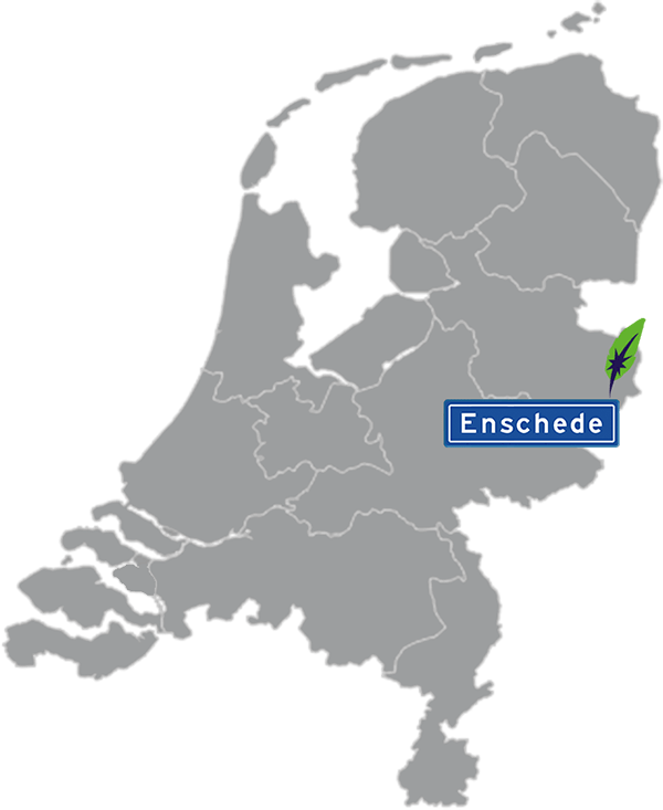 Grijze kaart van Nederland met Enschede aangegeven voor maatwerk taalcursus Spaans zakelijk - blauw plaatsnaambord met witte letters en Dagnall veer - transparante achtergrond - 600 * 733 pixels